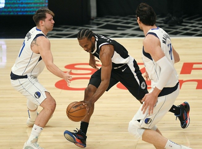  东契奇超远三分绝杀独行侠险胜快船豪取五连胜  